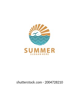 diseño de afiches de vacaciones de verano en ilustración vectorial. Etiquetas tipográficas o insignias de estilo retro para tarjetas de felicitación o diseños publicitarios.