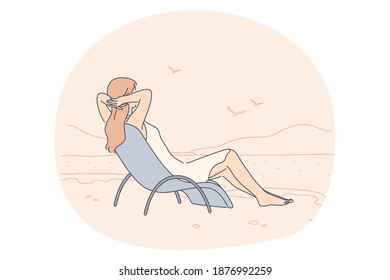 Verano, vacaciones, concepto de relajación. Mujer sentada en una silla de playa y mirando el mar tranquilo y las gaviotas disfrutando de la recreación costera viendo el paisaje marino. Descanso de vacaciones y bronceado en la arena durante el verano