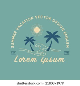 Diseño vectorial de vacaciones de verano colección de emblemas con palmeras, olas, bus, surfboard, sol y pájaros
