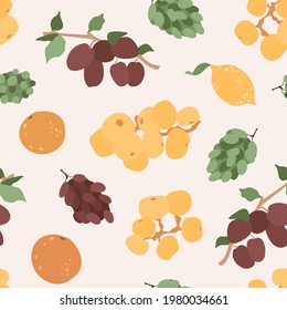 Ilustración vectorial de verano con frutos dibujados a mano. Naranja, limón, uva, albaricoques, melocotones, ciruelas en rama. Comida aislada de fondo beige. Patrón sin inconvenientes para el restaurante, menú, diseño de paquetes