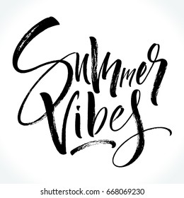 Grabado de los Vibes de Verano. Plantilla moderna de caligrafía para pantalones T, decoración casera, tarjeta de saludo, estampado y carteles o superposición fotográfica. Letras pintadas en brocha seca, ilustración vectorial.