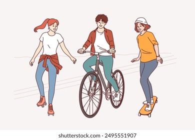 Paseo de verano de amigos alegres usando patines y bicicleta o monopatín para el Ocio. Caminar por el parque de los niños y niñas adolescentes que disfrutan de la amistad o la oportunidad de comunicarse con sus compañeros