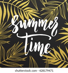 Tarjeta de patrón de hojas de palma en verano. Letras doradas dibujadas a mano. Papel dorado de fondo de verano con caligrafía. Cartel veraniego del patrón de la hoja de palma brillante, fondo de pantalla de ilustración vectorial.