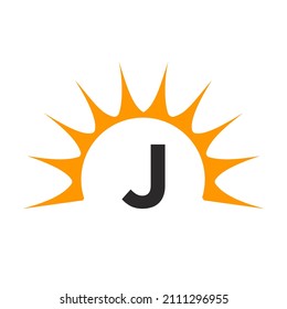 Sun Logo auf Buchstabe J Konzept. Sun-Vektordesign mit J-Buchstabenvorlage 