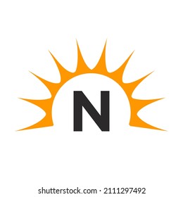 Logo De Sun En El Concepto De La Letra N. Diseño de vectores de iconos de Sun con plantilla de letra N 