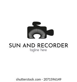 Plantilla de inspiración inicial del logotipo de Sun y grabadora. Plantilla de logotipo de grabadora de cámara de silueta en blanco y negro. Idea del logo de la marca Sunrise and sunset film cinema graborder studio. identidad de marca de cine.
