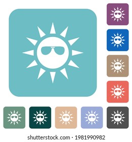 Sol con gafas de sol iconos planos blancos en fondo cuadrado redondeado de color
