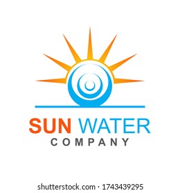 Plantilla de diseño de icono del logotipo de agua solar. Símbolo de playa y océano con amanecer anaranjado en el mar azul. Elemento vectorial ilustración concepto de naturaleza para agencia de viajes, verano, emblema turismo vacacional