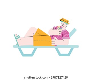 Personaje de dibujos animados de un joven que toma el sol en una tumbona de playa con cóctel, ilustración vectorial de boceto aislado. Vacaciones y ocio en el mar o en la piscina de verano.