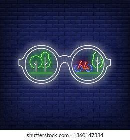 Gafas de sol con árboles verdes y letrero de neón de reflexión de bicicleta. Turismo, vacaciones, viajes, diseño de verano. Señal de neón brillante de la noche, cartelera colorida, Anuncio ligero. Ilustración vectorial en estilo neón.