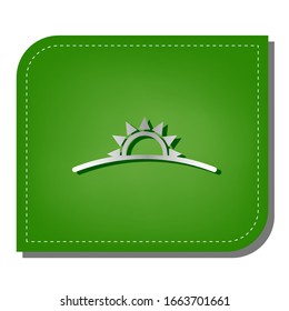 Signo de amanecer. Icono de línea de gradiente plateado con sombra verde oscuro en hoja verde con parches ecológicos. Ilustración.