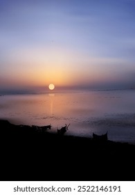 pôr do sol sobre o céu da noite na praia com barcos na água do rio, um pôr do sol com um reflexo de um sol na água do rio.