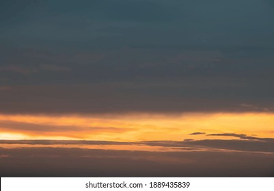 puesta de sol sobre el mar en plena naturaleza