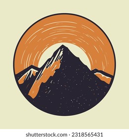 Atardecer sobre la silueta de la cima de la montaña. Logo de montaña con estilo vintage, pegatina o plantilla de afiches. Ilustración del vector