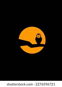 El logo del búho de atardecer es negro y naranja