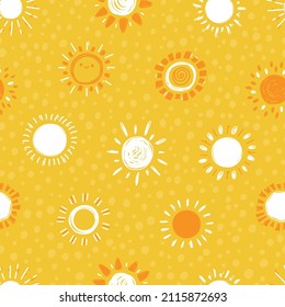 Patrón sin manchas Sunshine. Fondo amarillo chileno con soles de garabatos. Papel de fondo de escritorio de verano para la ilustración del vector de niños