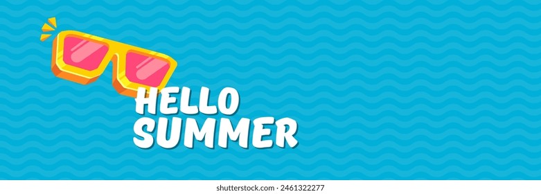 Anuncio de Vector de verano Super Hello con texto y gafas de sol amarillas retro aisladas sobre fondo de agua azul. Hola Plantilla de diseño de póster de verano con gafas de sol de dibujos animados, playa, piscina de agua, ambiente de verano