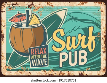 Surf pub con un plato de metal oxidado con tabla de surf, cóctel de coco y ola marina. Señal vectorial de estaño de óxido vintage para bar de playa, local de bebida afiche retro, club surfista recreación tarjeta ferruginosa