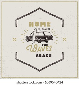 Afiche retro de surf. Hogar es donde las olas chocan entre comillas. Sello de tipografía de surf de estilo rústico. Perfecto para el pantalones en T, los tazas de camper y otras marcas. Vector de material.