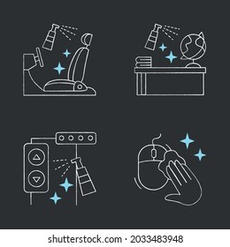  Juego de iconos de tiza de desinfección de superficie. Asientos para automóviles, escuelas, desinfección de elevadores.Espacio de seguridad y medidas preventivas.Iconos vectores aislados en pizarra
