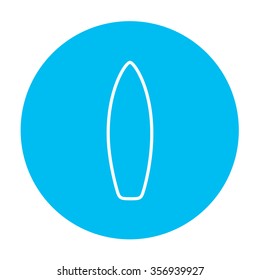 Icono de la línea de Surfboard para web, móviles e infografías. Icono de blanco vector en el círculo azul claro aislado en fondo blanco.