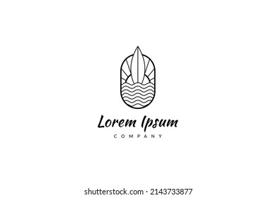 logotipo de tabla de surf con vistas al atardecer sobre el mar en el marco