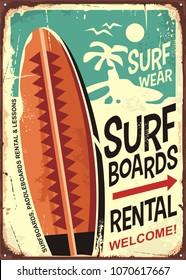 Alquiler de tablas de surf retro diseño de letreros de estaño sobre el fondo viejo y oxidado. Afiche del paraíso tropical. Cartel comercial para actividades de surf y playa.