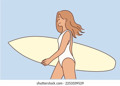 Ein Surfmädchen geht mit einem Surfbrett in den Händen. Eine glückliche Frau in einem Badeanzug geht am Strand entlang, einzeln auf weißem Hintergrund. Ein entspanntes Mädchen, das einen aktiven Lebensstil genießt. Vektorgrafik