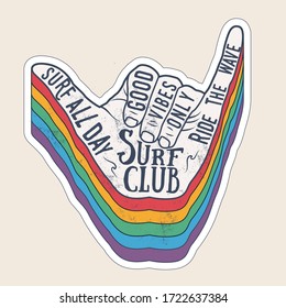 Surfer Shaka Hand Gesture Zeichen Vintage Sticker oder T-Shirt Print Design Vorlage. Surfen Sommer Zeit Vektorgrafik.