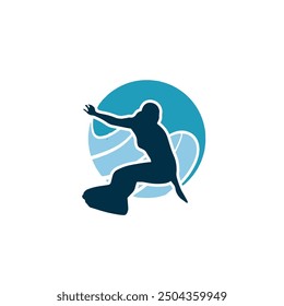 Los surfistas montan olas rápidas en el océano