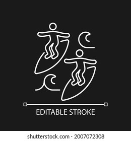 Surfing with mate white linear icon for dark theme. Catching waves with surf coach and friend. Thin line customizable illustration. Isolated vector contour symbol for night mode. Editable stroke