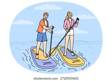 El surf en tablas de SUP es practicado por hombres y mujeres que usan paletas para navegar por el río en el fin de semana de verano. Surfistas de hombres y mujeres se paran en tablas de SUP, participan en Ocio activo en un centro turístico caliente