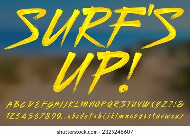 Surf ist auf! Ein hellgelbes Malpinsel-Skript-Alphabet im Surfer-Stil.