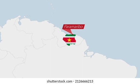 Mapa de Surinam resaltado en los colores de la bandera de Surinam y pin de la capital del país, Paramaribo, mapa con los países vecinos de América.