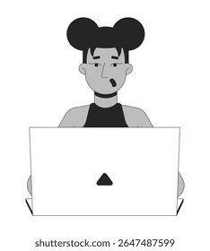 Mulher negra surpresa trabalhando no personagem da linha 2D do laptop. Menina afro-americana com pãezinhos espaciais expressando choque enquanto digita pessoa isolada contorno de tinta vetorial. Ilustração de ponto monocromático