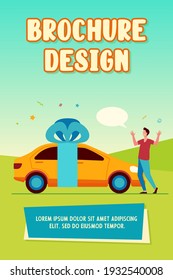 Sorprendido de que un joven consiga un coche como regalo. Vehículo amarillo, cinta roja, arco. Ilustración vectorial plana. Dibujo de premios, presente, concepto de automóvil para banner, diseño de sitios web o página web de aterrizaje