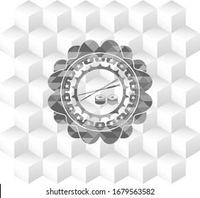 icono sushi dentro del emblema gris estilo retro con fondo blanco cubo geométrico