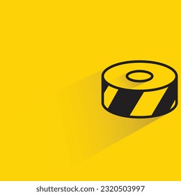 rollo de sushi con sombra sobre fondo amarillo