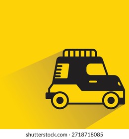 Icono del coche del SUV con la sombra en fondo amarillo