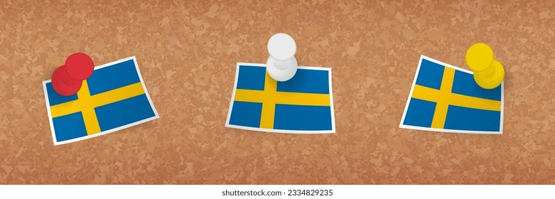 Die Flagge Schwedens ist in Korkbrett eingeklemmt, drei Versionen der schwedischen Flagge. Vektor-Pins und Flaggensatz.