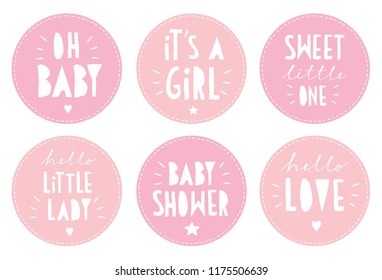 Sweet Baby Shower Vector Sticker Set. Runde blaue Tags. Das ist ein Mädchen. Oh, Baby. Kleine Dame. Hallo Liebe. Weiße Hand schrieb Buchstaben in einem Kreis mit Nahtlinie. Cute Baby Shower Vektor Cake Toppers.