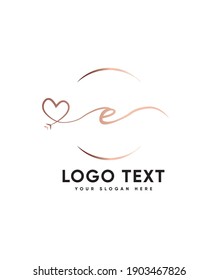 Ein süß, verliebt sich in sein authentisches Ambiente und seine sanft handgezeichnete E-Logo-Vorlage, Vectorlogo für Geschäftsleute und Firmenidentität 