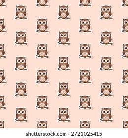 Dulce patrón sin fisuras de pequeños búhos de dibujos animados marrones en las ramas en un estilo de pegatina kawaii sobre un fondo de melocotón. Ideal para la decoración de viveros con temas de bosques, telas y estampados textiles para niños.