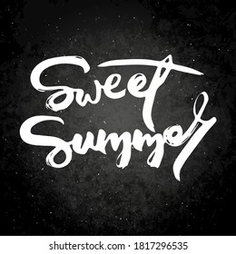 Dulce verano. La frase motivacional del vector en una pizarra. Letras ornamentales dibujadas a mano. Impresión de doodle dibujada a mano