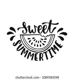 Dulce verano. Una cita inspiradora sobre el verano. Moderna frase caligráfica con sandía dibujada a mano. Sencillas letras vectoriales para impresión, camiseta y afiche. Diseño tipográfico.