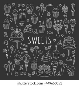 Los dulces ponen iconos vectoriales doodle dibujado a mano. Los postres ilustran bollería, tarta de cumpleaños, quequitos, helados, dulces, lollipop, chocolate aislado.