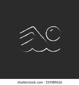 Mano de nadador dibujada con tiza sobre un icono blanco vectorial de pizarra aislado en un fondo negro.