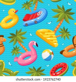 Patrón ininterrumpido de natación estival con palmeras, gaviotas, anillos inflables en forma de pato, flamingo, caballo, dinosaurio, sandía, coche, queso. Vacaciones, festividades en la ilustración de vectores marítimos.