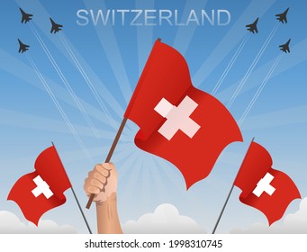 Banderas de Suiza ondean bajo el cielo azul