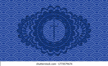 Icono de espada dentro del patrón de estilo japonés azul emblema realista. Fondo geométrico delicado. Ilustración intensa. 